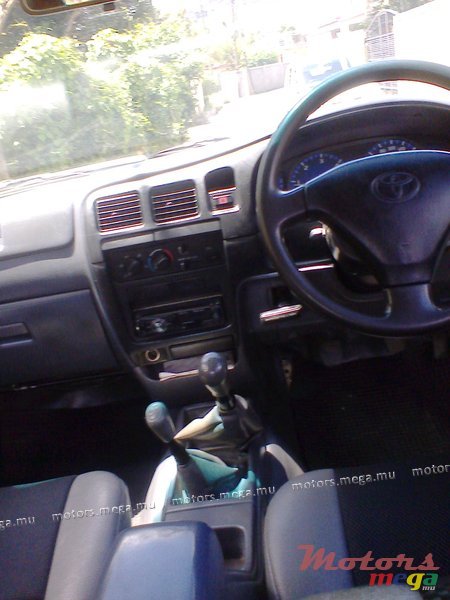 2004' Toyota Hilux 4x4 photo #4