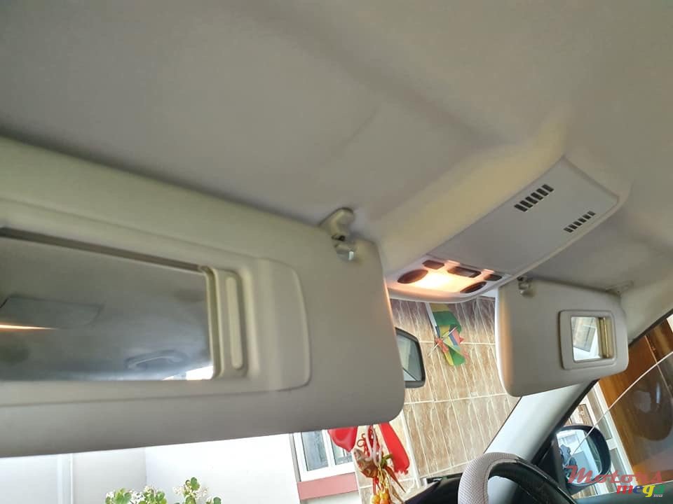 2010' BMW 3 Series photo #5