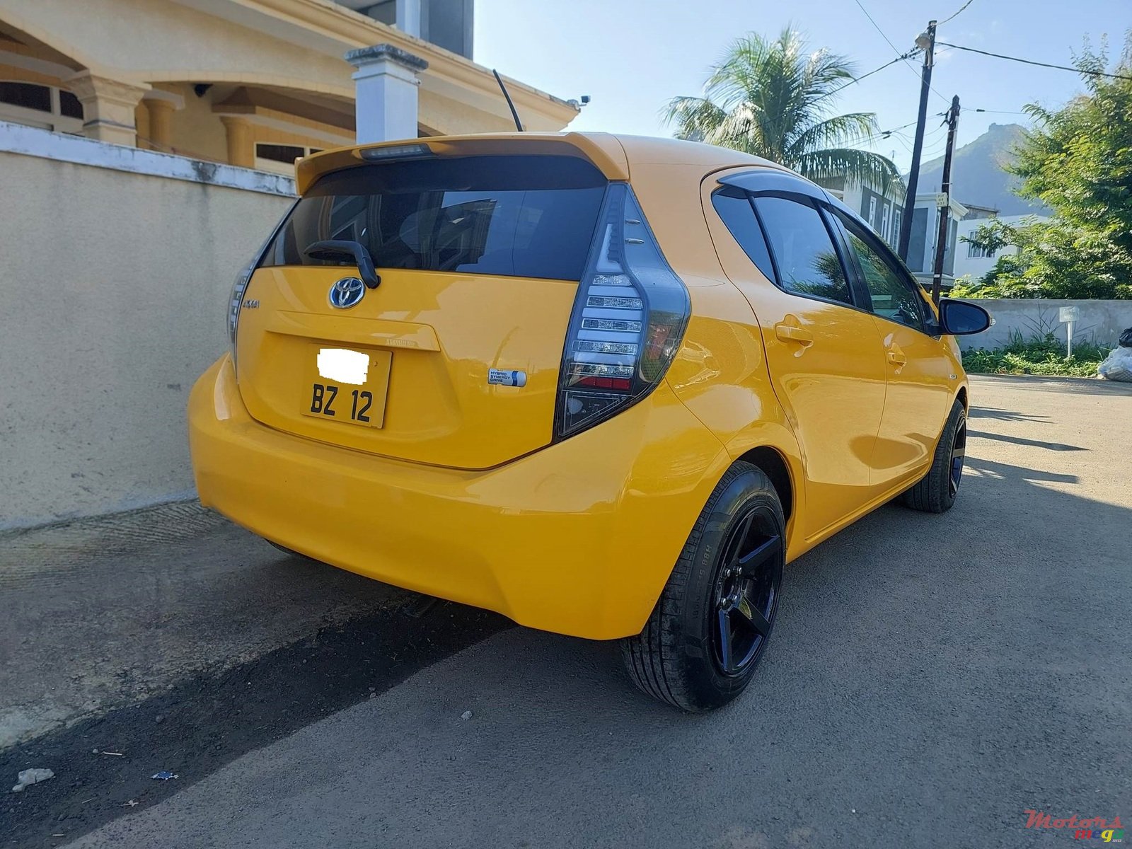 2012' Toyota Aqua photo #3