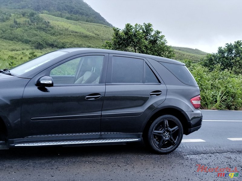 2009' Mercedes-Benz ML 320 SUV photo #2