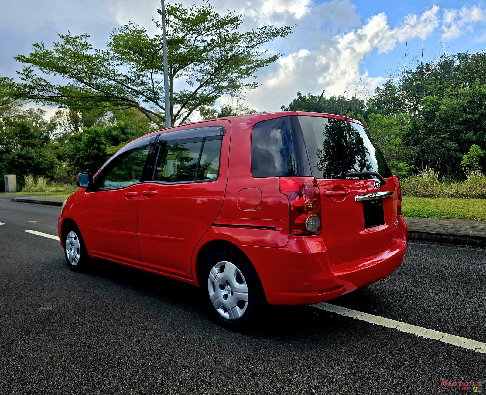 2003' Toyota Raum photo #4