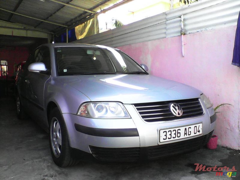 2004' Volkswagen Passat photo #1