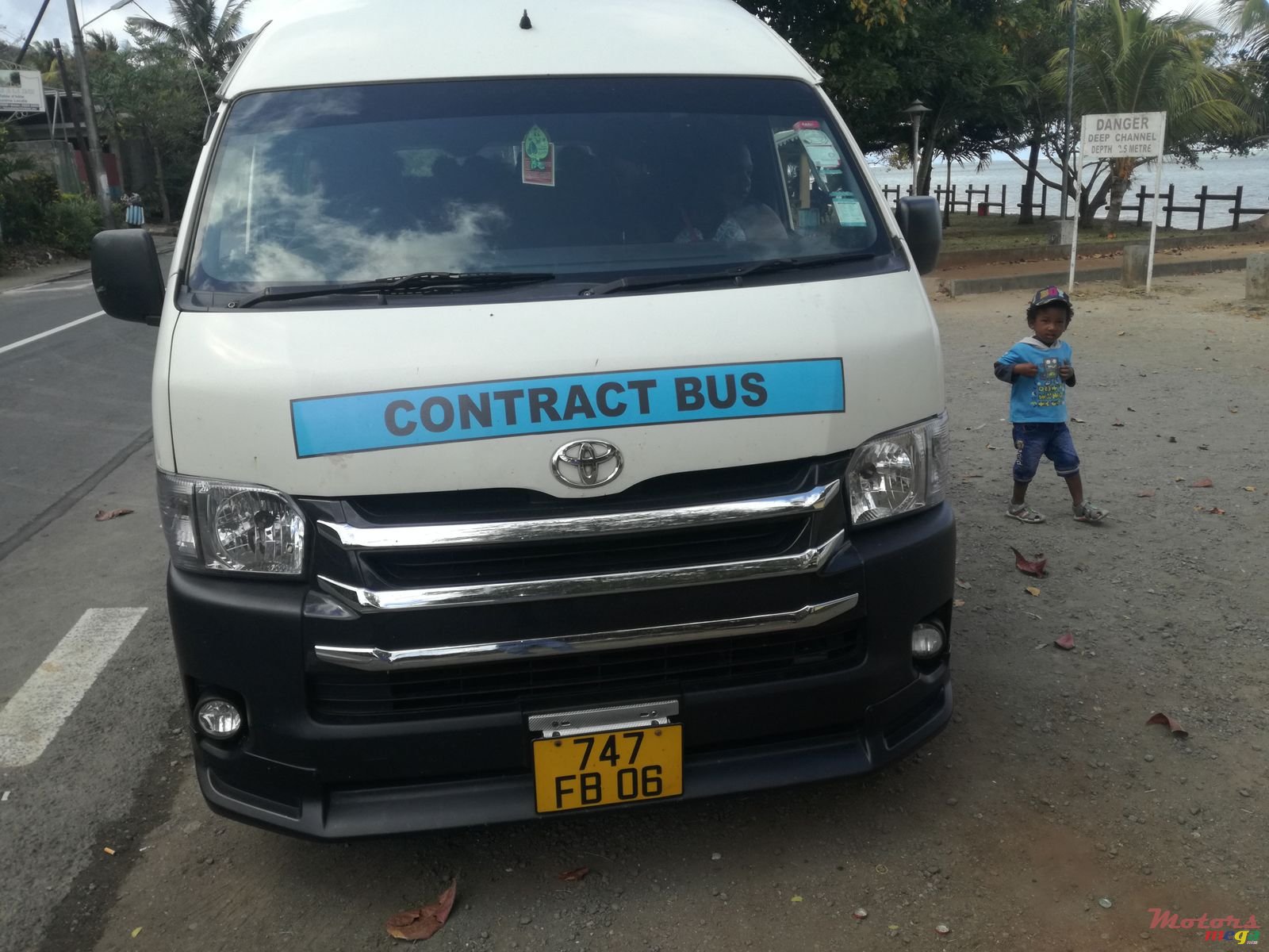 2006' Toyota Hiace photo #3