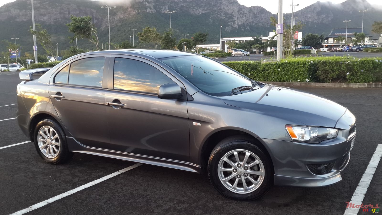 2009' Mitsubishi Lancer X photo #2