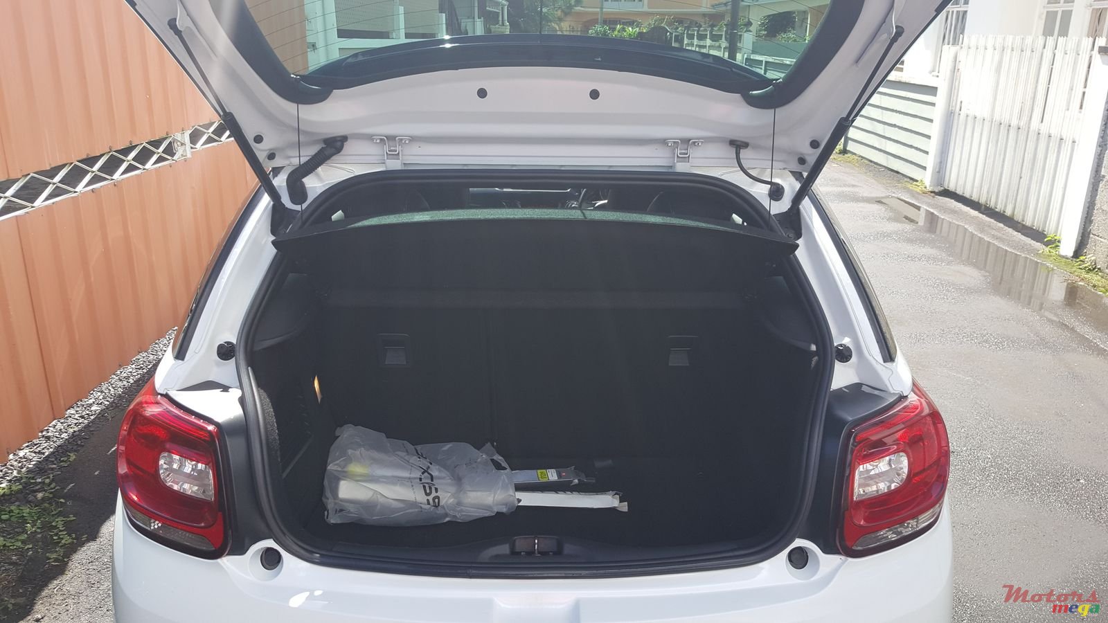 2011' Citroen DS3 photo #4