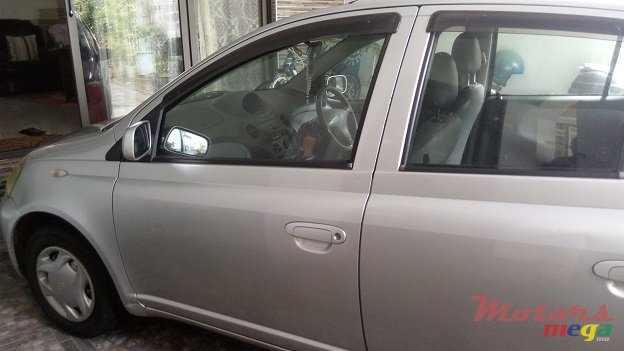 1999' Toyota Vitz photo #2