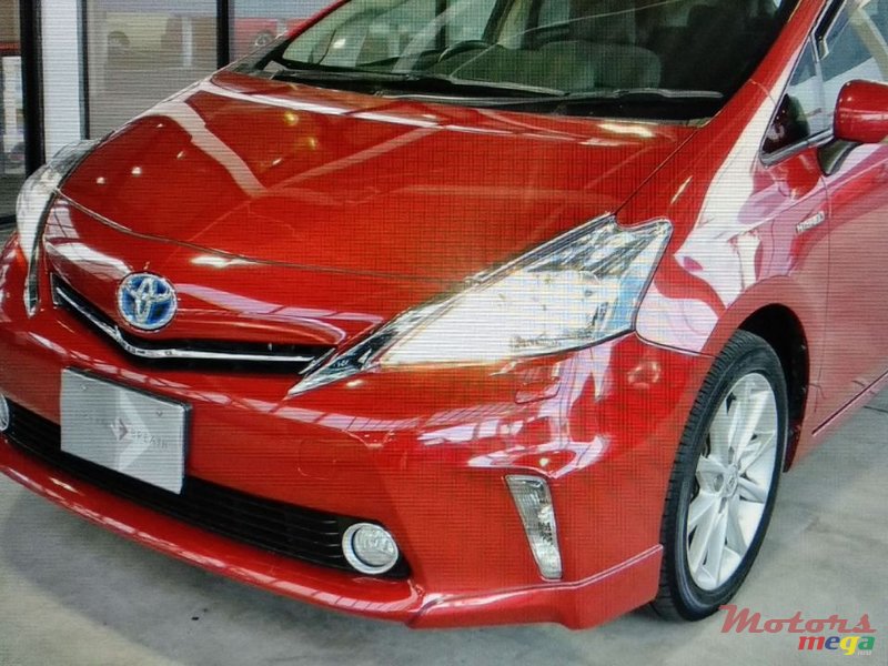 2015' Toyota Prius v photo #3