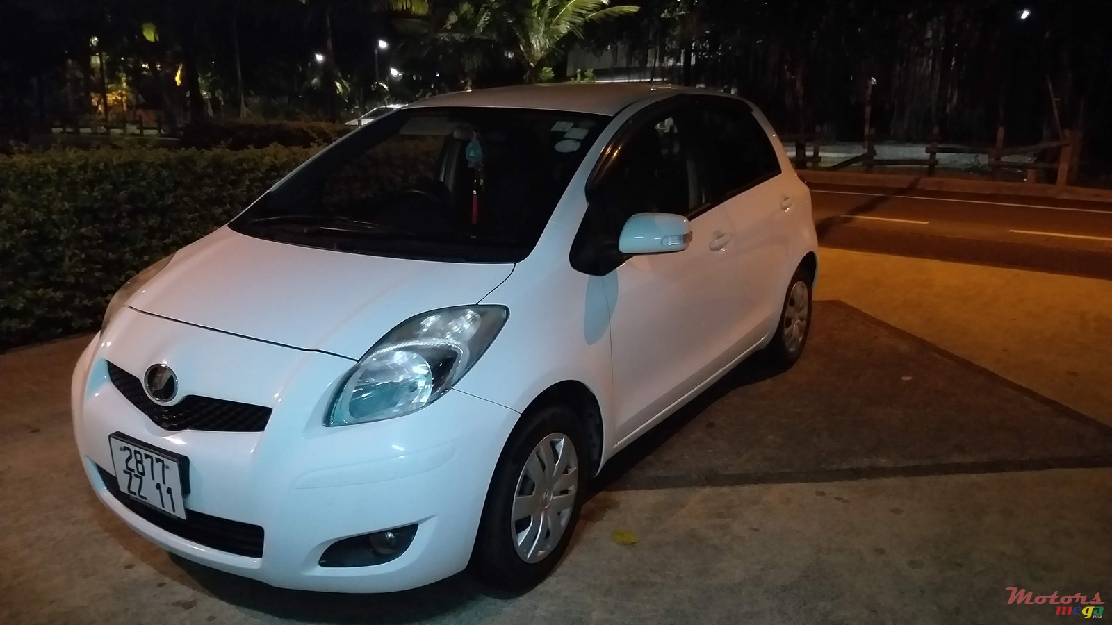 2011' Toyota Vitz photo #4