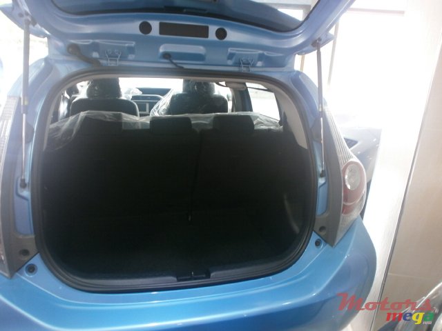 2013' Toyota Prius Aqua japan photo #4
