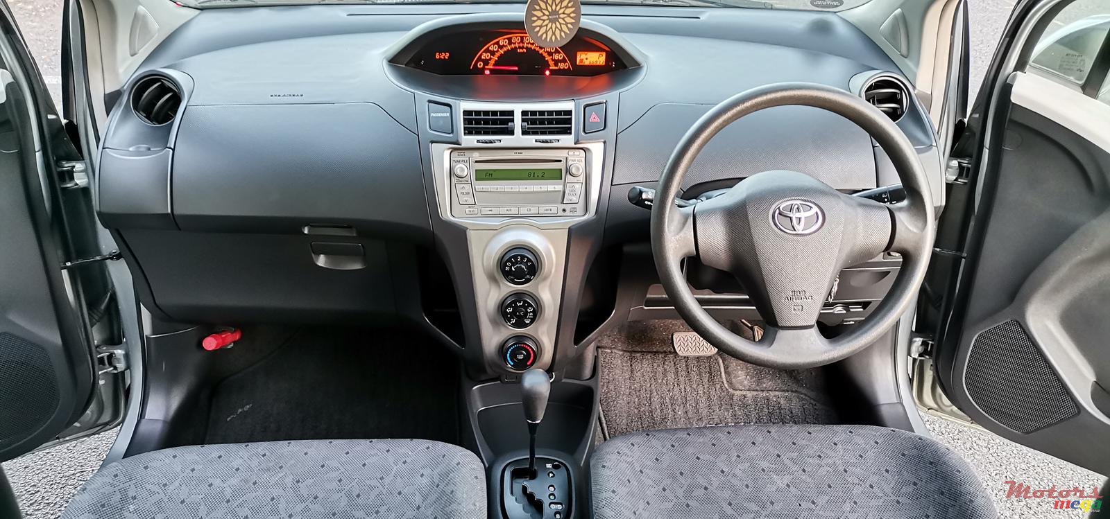 2008' Toyota Vitz photo #4