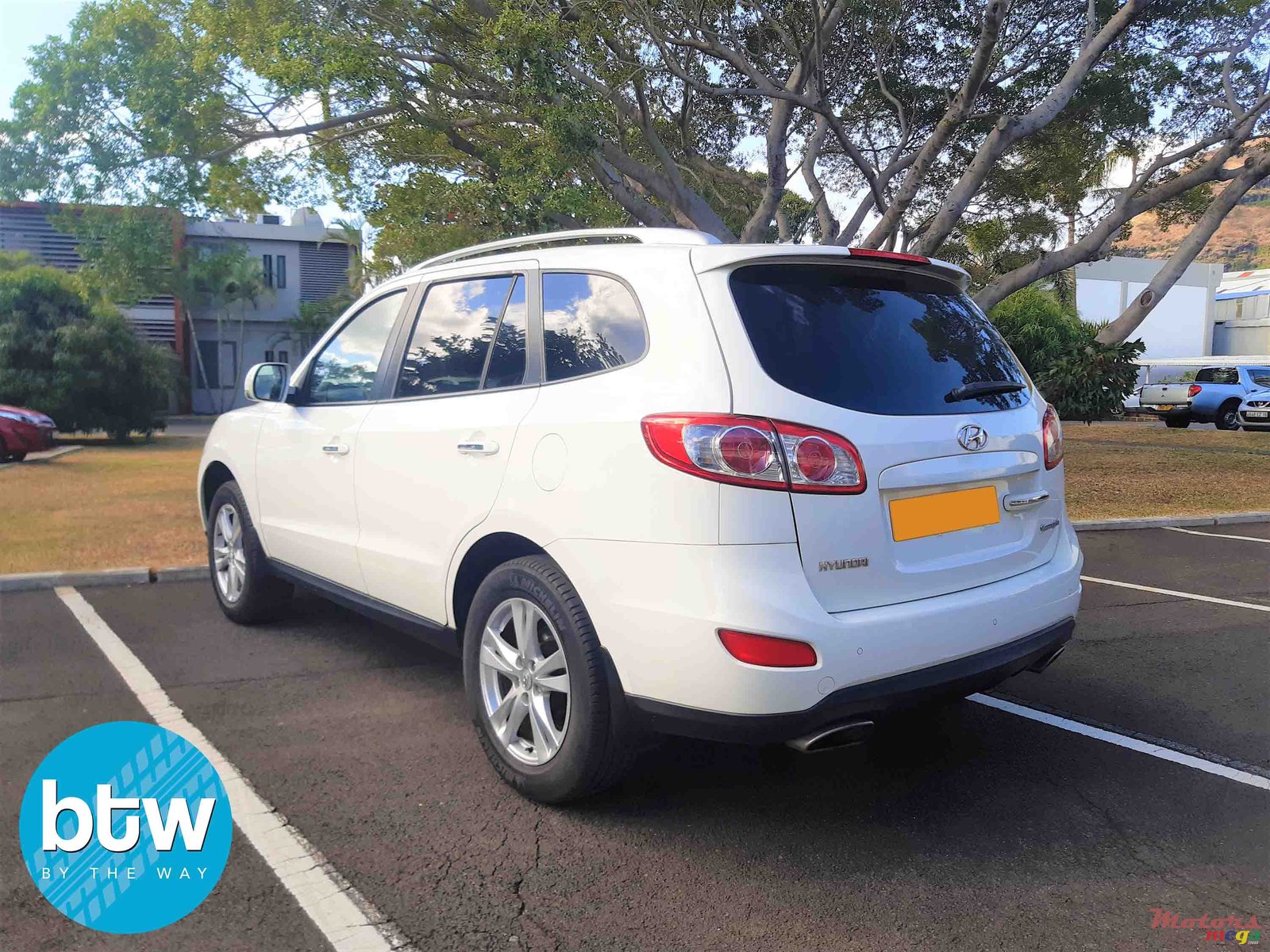 2011' Hyundai Santa Fe 7-seater photo #2