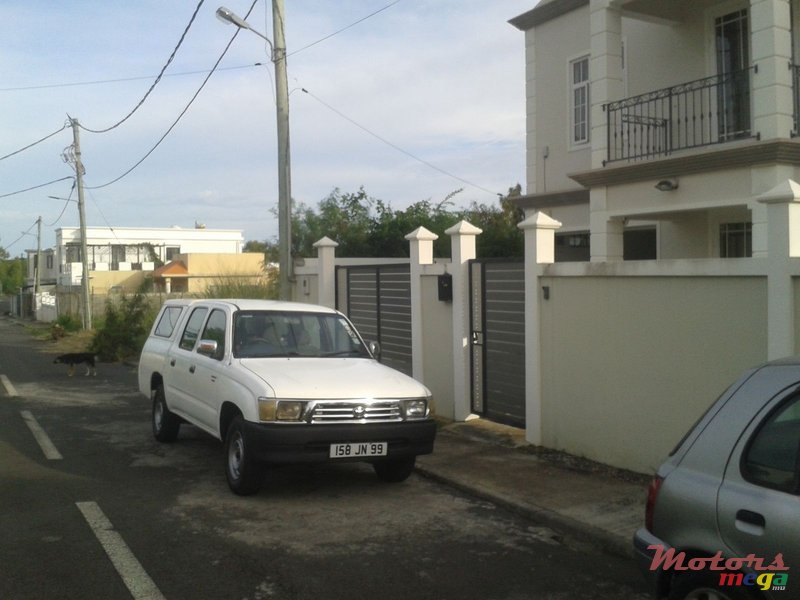 1999' Toyota Hilux Double Cab Pickup photo #2