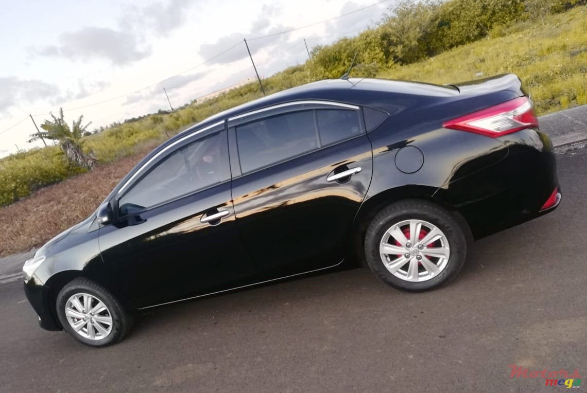 2015' Toyota Yaris automatic photo #2