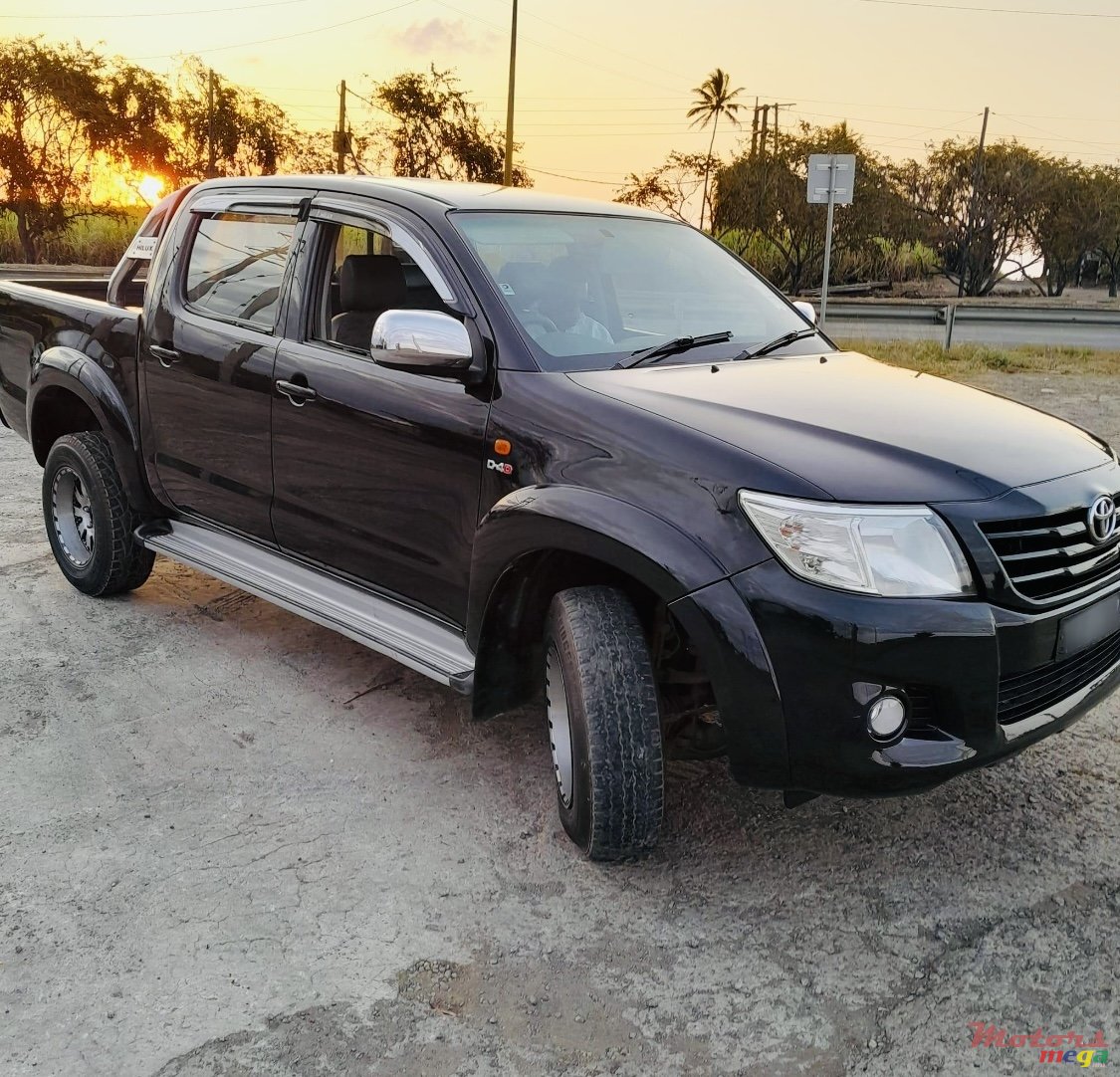 2012' Toyota Hilux 4x4 photo #5