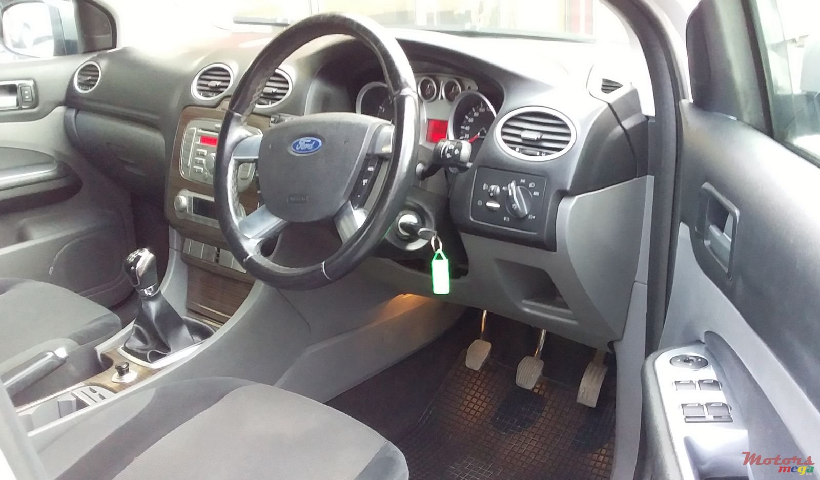 2010' Ford Focus photo #3