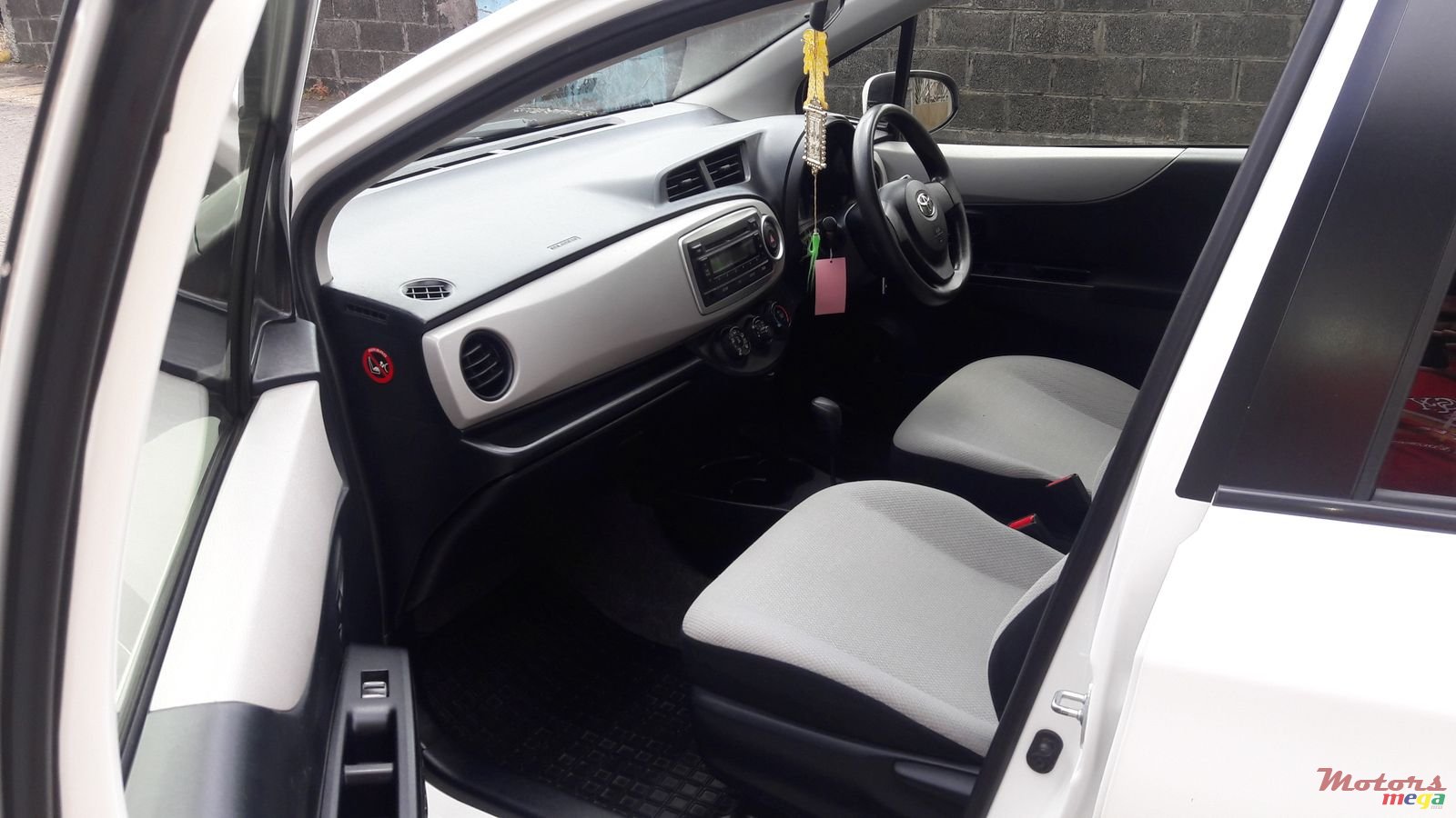 2012' Toyota Vitz 1320cc photo #3