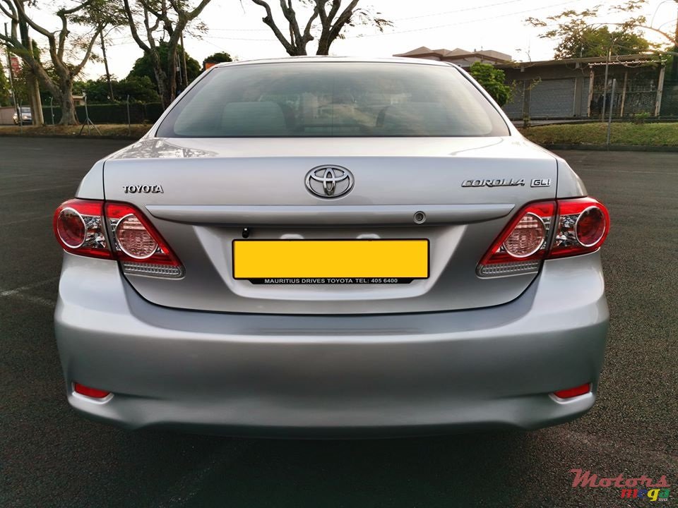 2013' Toyota Corolla GLi photo #4