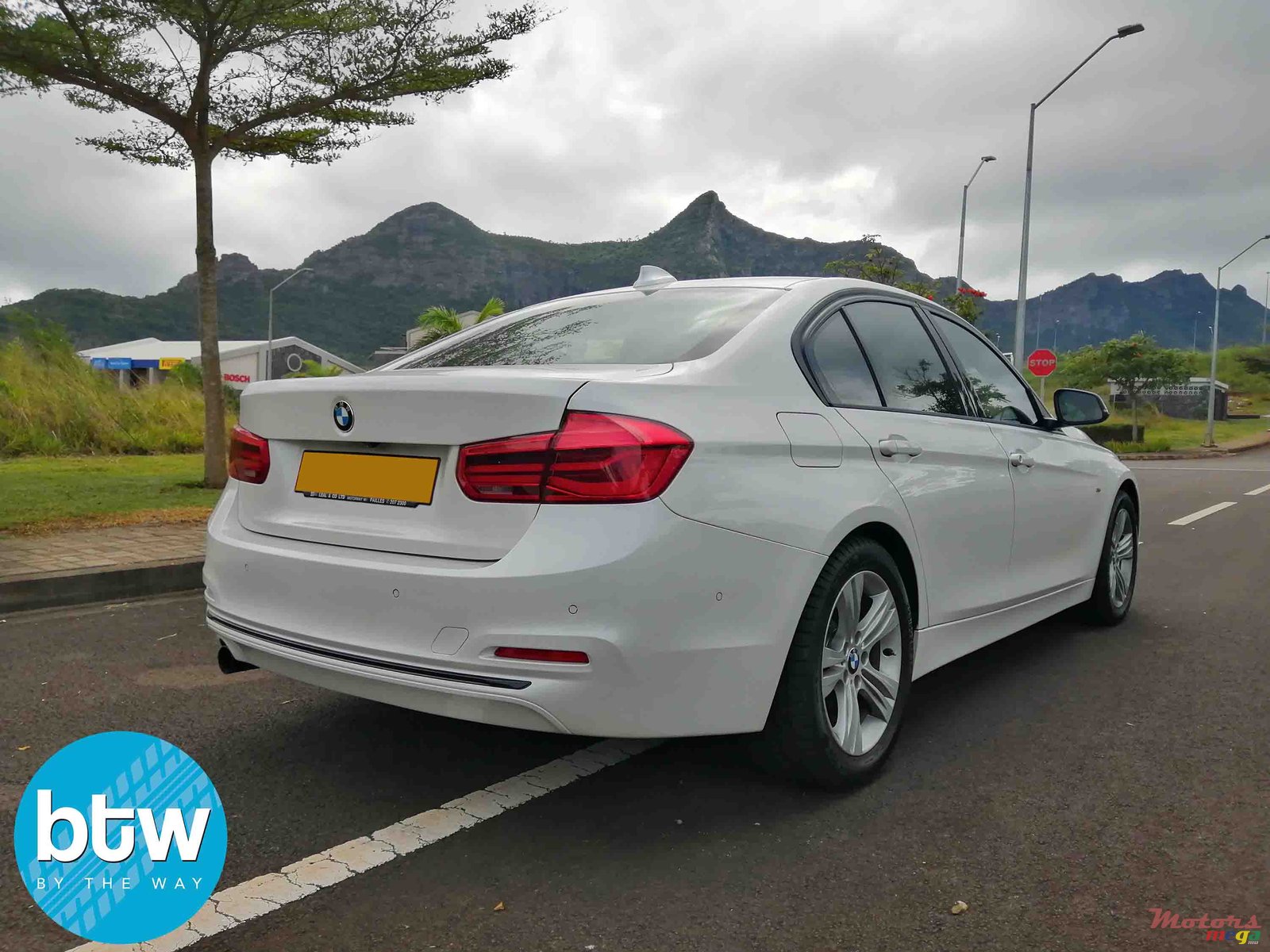 2017' BMW 318 photo #3