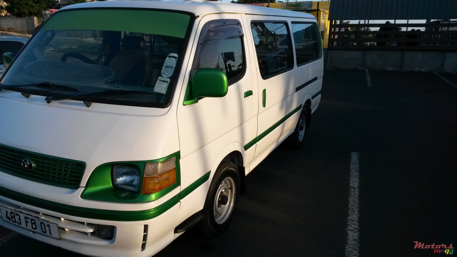 2001' Toyota HiAce 4 porte photo #1