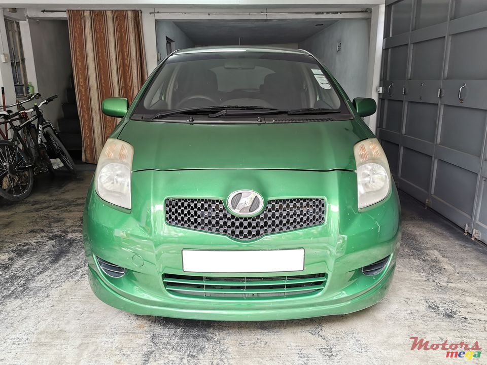 2005' Toyota Vitz photo #1