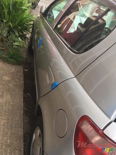 2001' Toyota Vitz photo #5