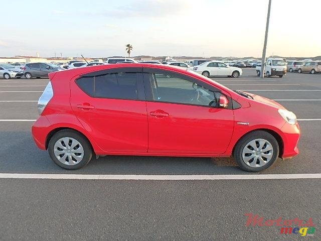 2013' Toyota Allex Aqua hybrid photo #3