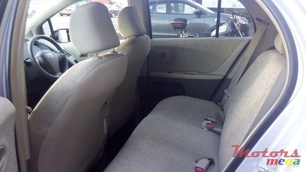 2009' Toyota Vitz photo #4