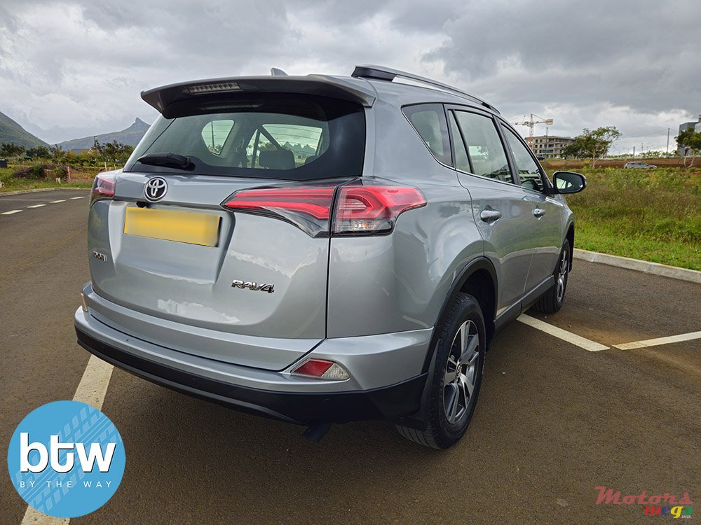 2017' Toyota RAV4 photo #3