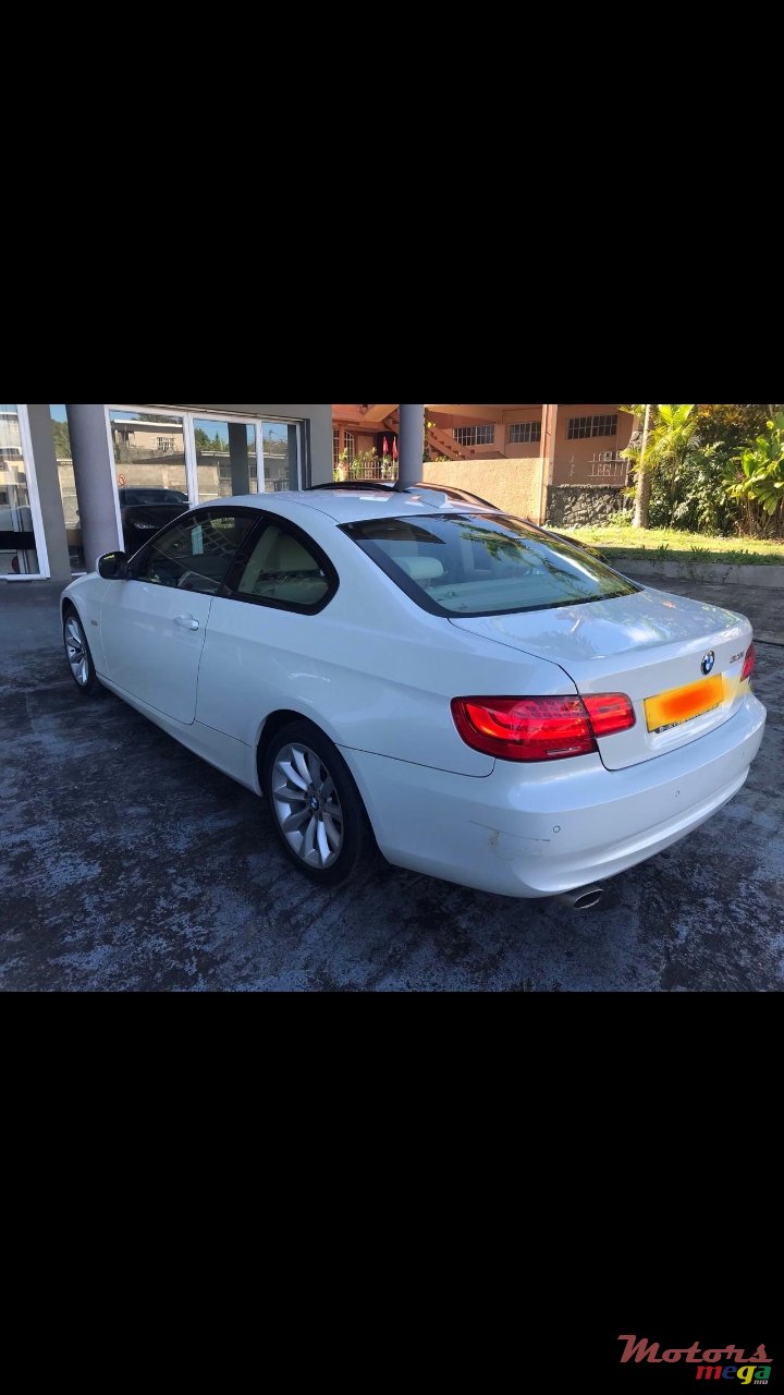 2011' BMW 3 Series Coupe photo #2