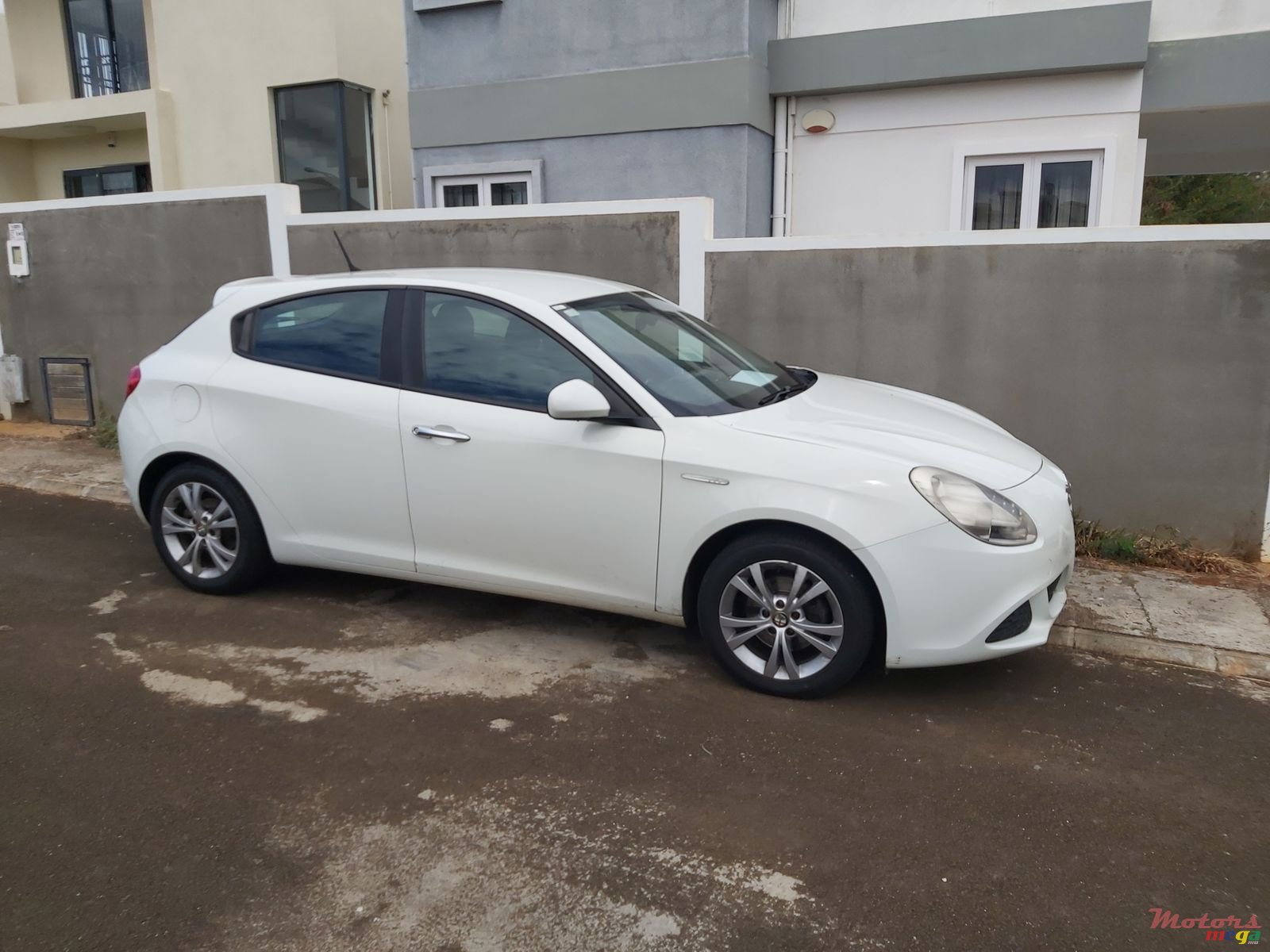 2012' Alfa Romeo Giulietta photo #3