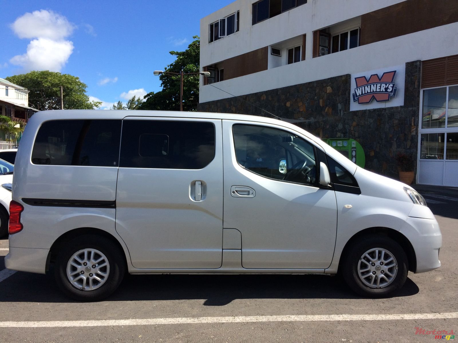 2010' Nissan photo #3