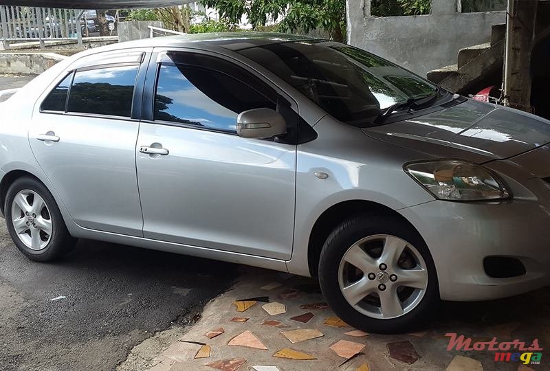 2005' Toyota Belta photo #1