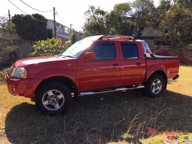 2004' Nissan NP300 photo #2