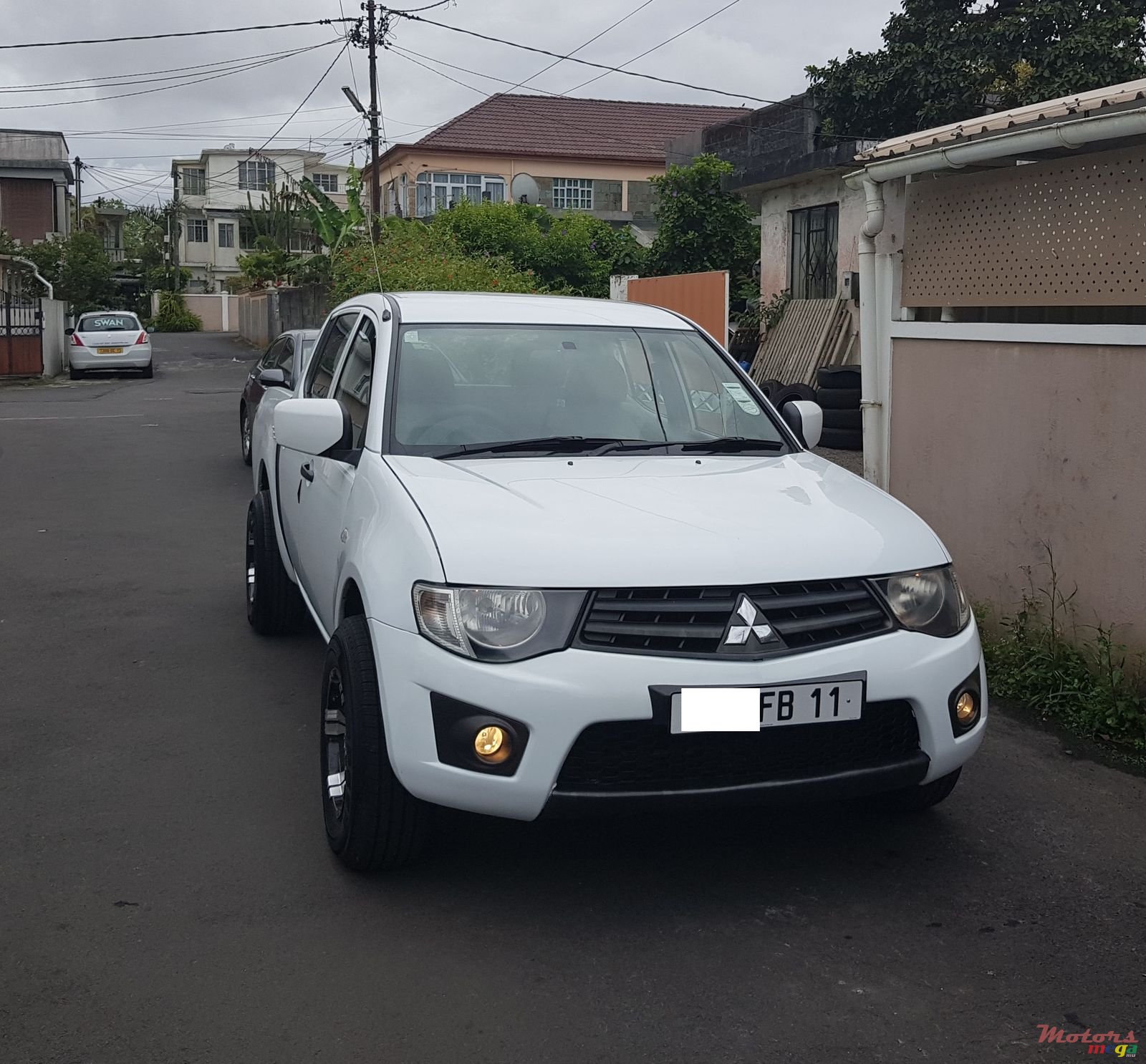 2011' Mitsubishi L200 2x4 photo #1