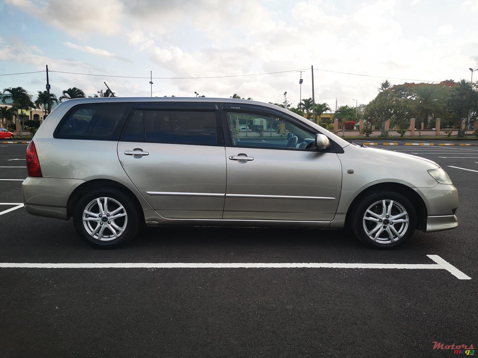 2005' Toyota Fielder photo #2