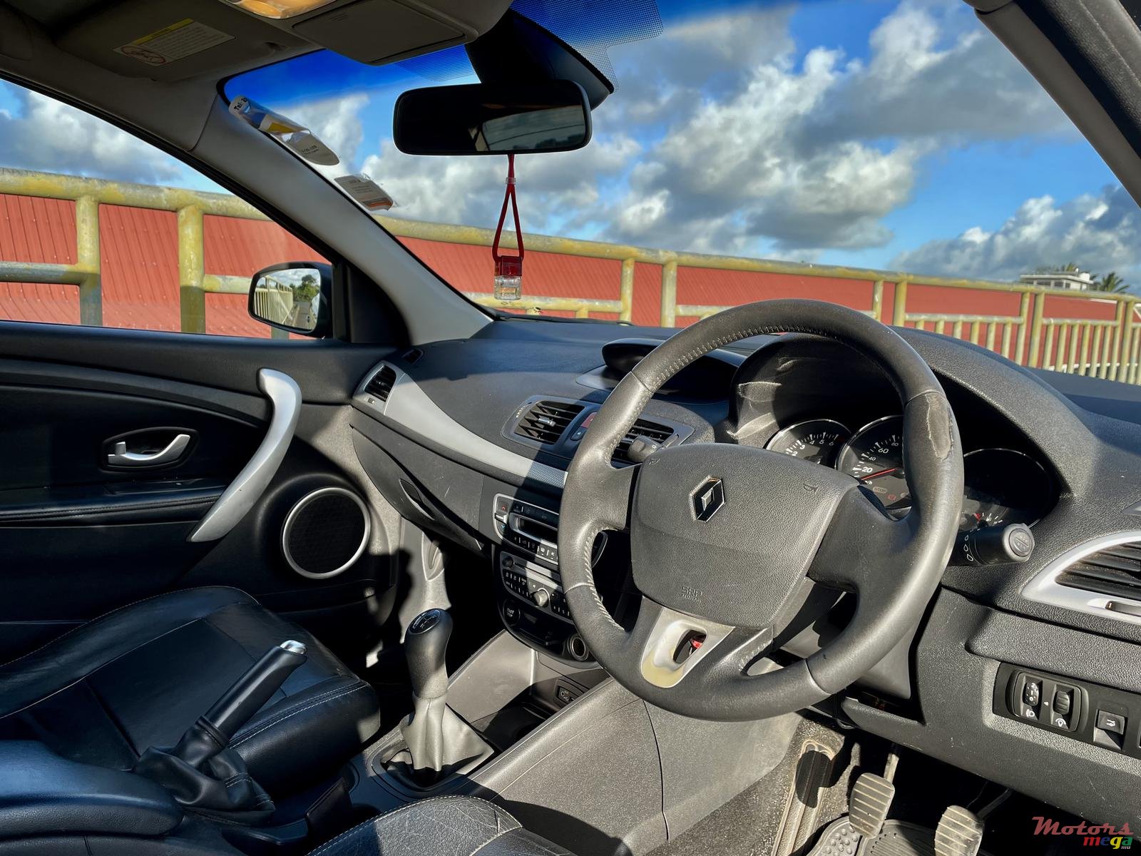 2012' Renault Fluence photo #5