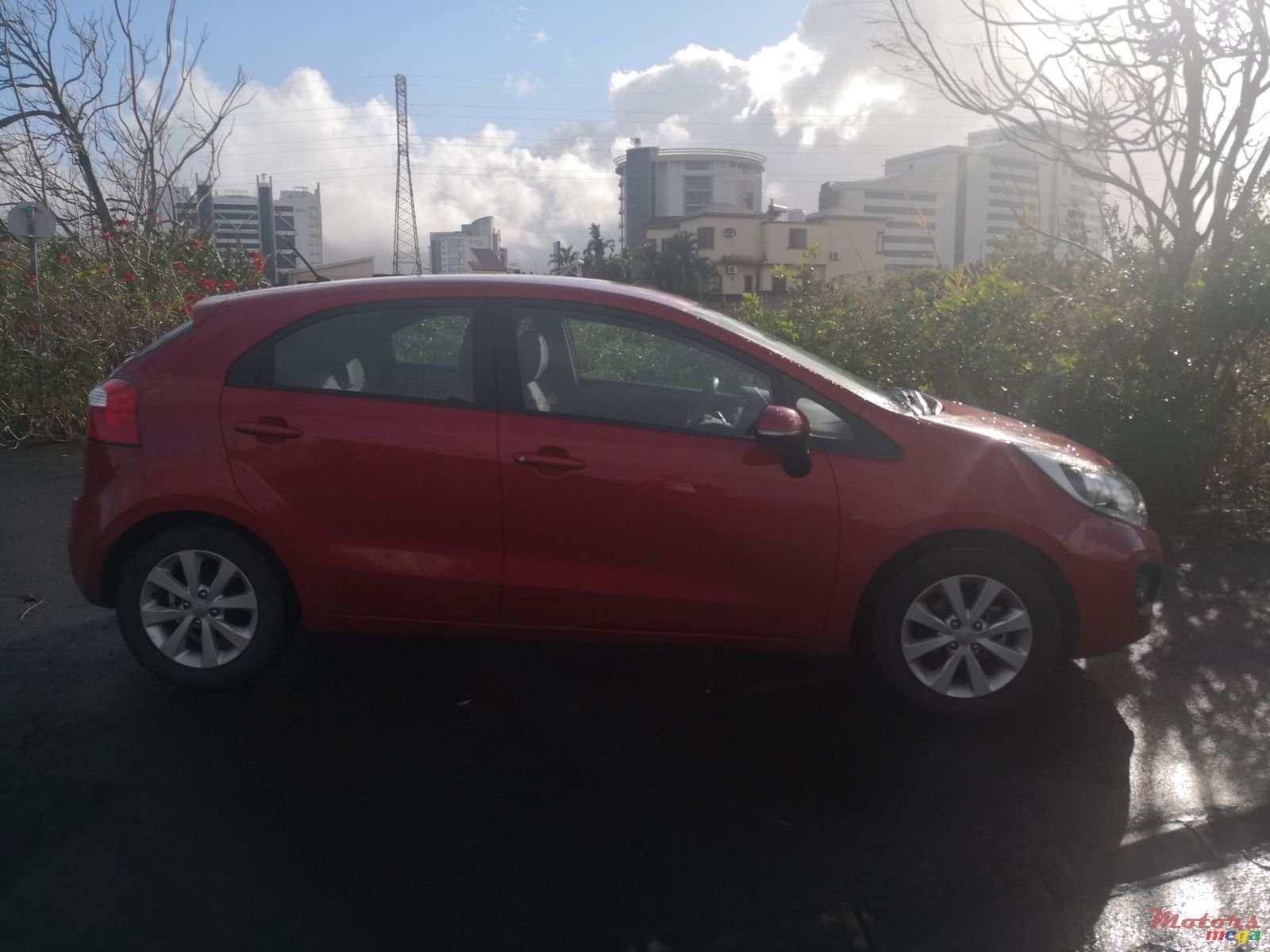 2013' Kia Rio hatchback photo #3