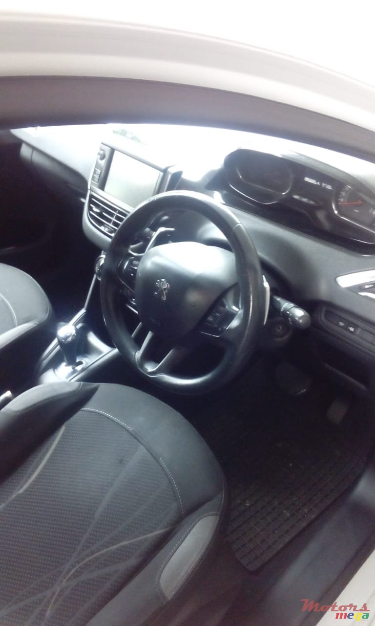 2013' Peugeot 208 photo #3