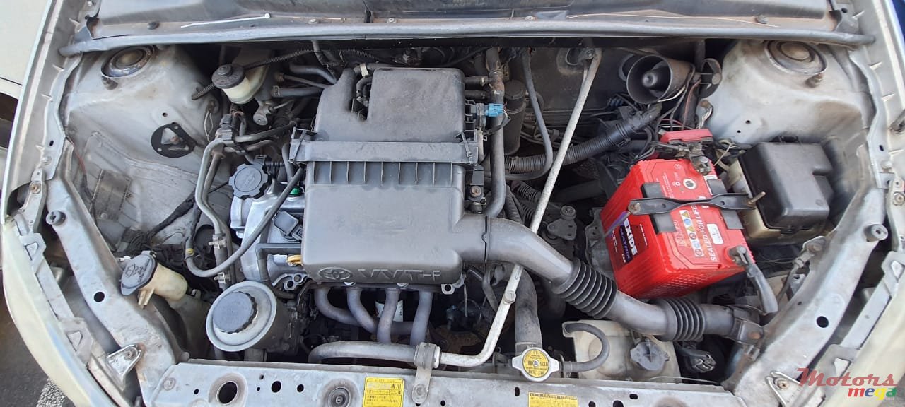 2001' Toyota Vitz photo #2