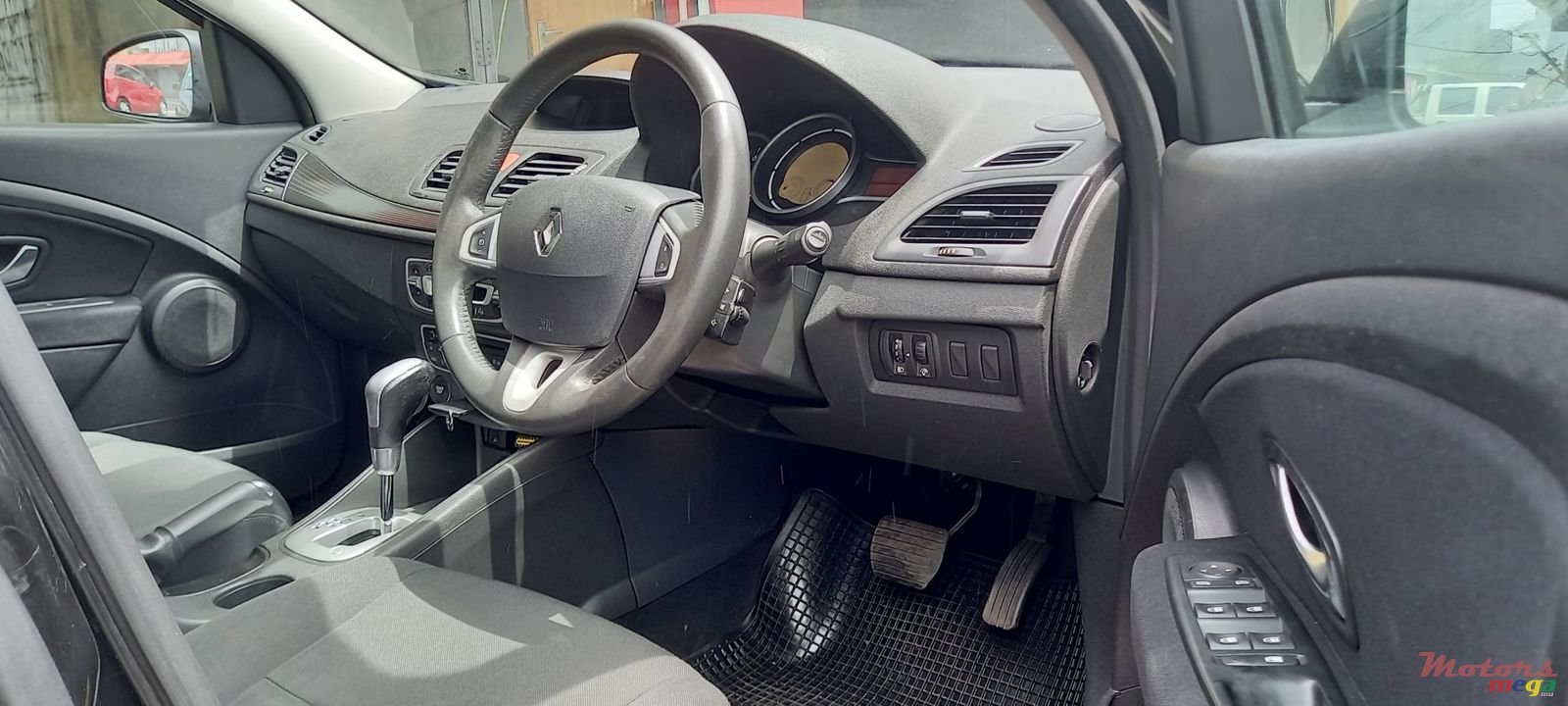 2010' Renault Megane photo #6