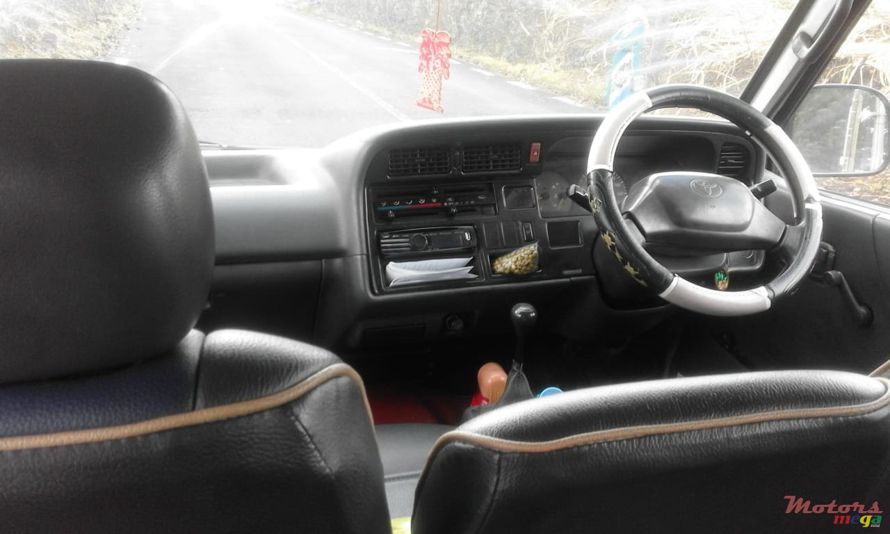 2004' Toyota photo #5