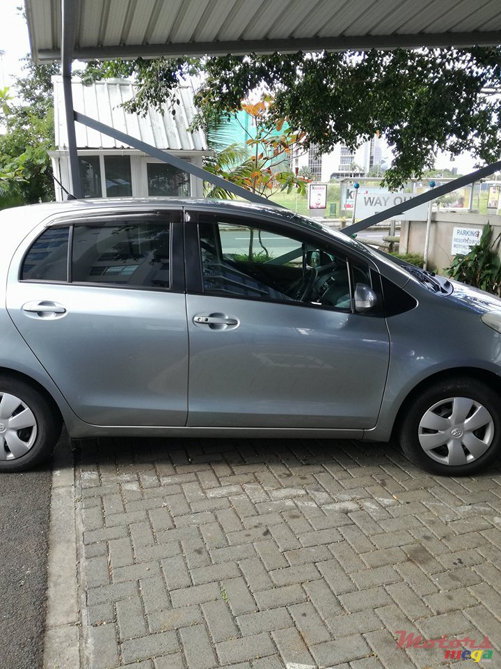 2008' Toyota Vitz photo #3