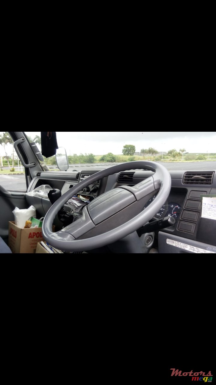 2012' Mitsubishi Refrigerated truck photo #5