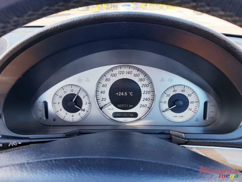 2008' Mercedes-Benz 200E photo #7