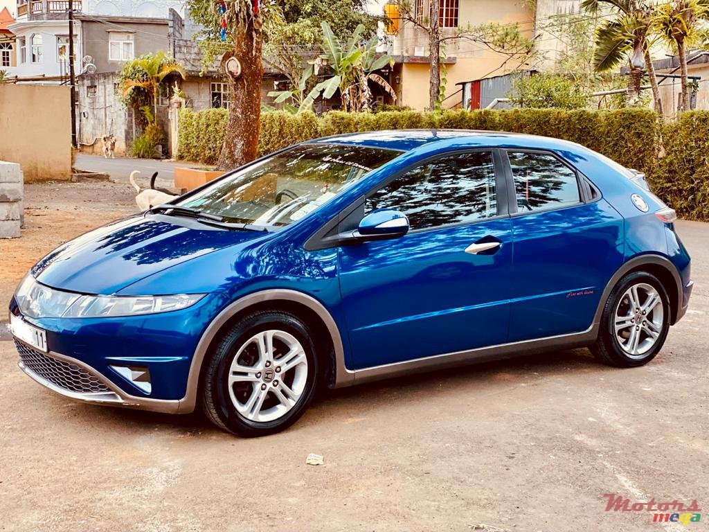 2011' Honda Civic Hatchback photo #1