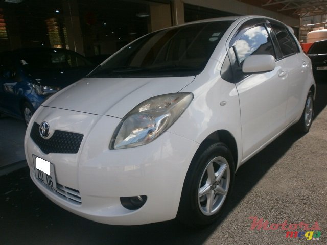 2006' Toyota Vitz photo #1