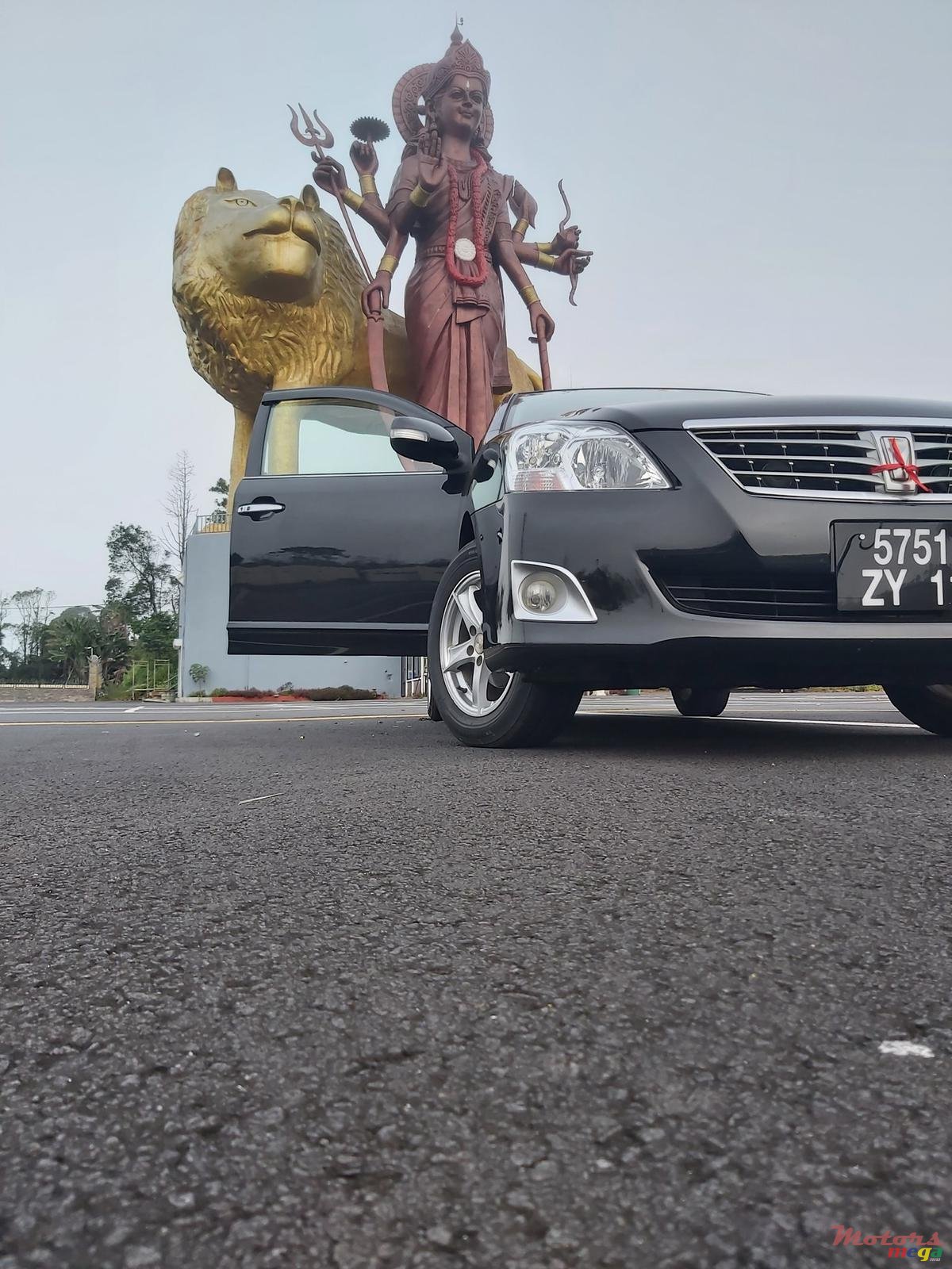 2011' Toyota Premio photo #1