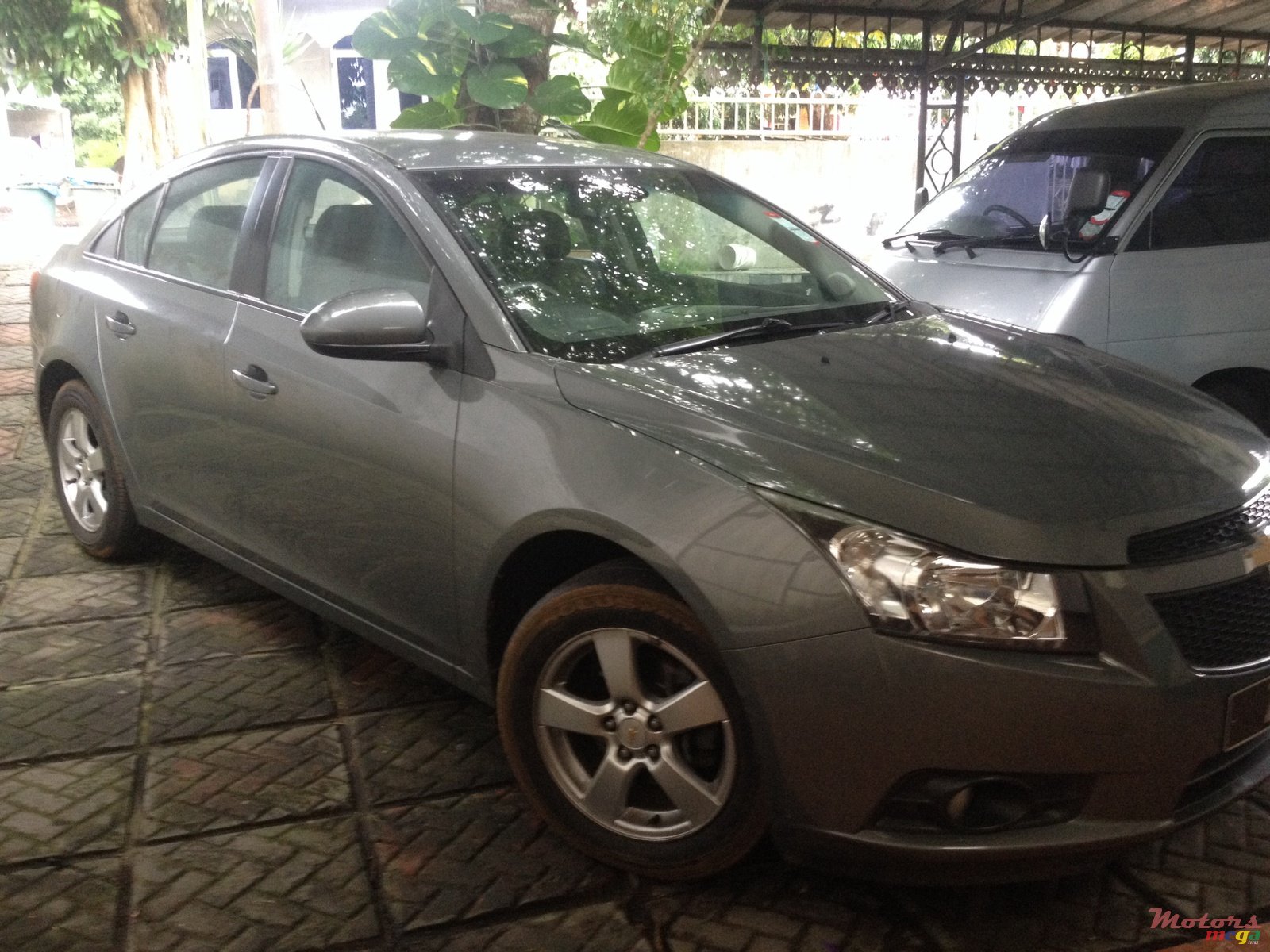 2010' Chevrolet Cruze LT photo #1