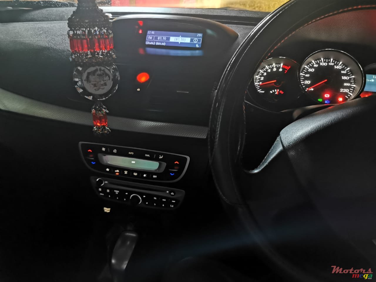 2011' Renault Fluence photo #7