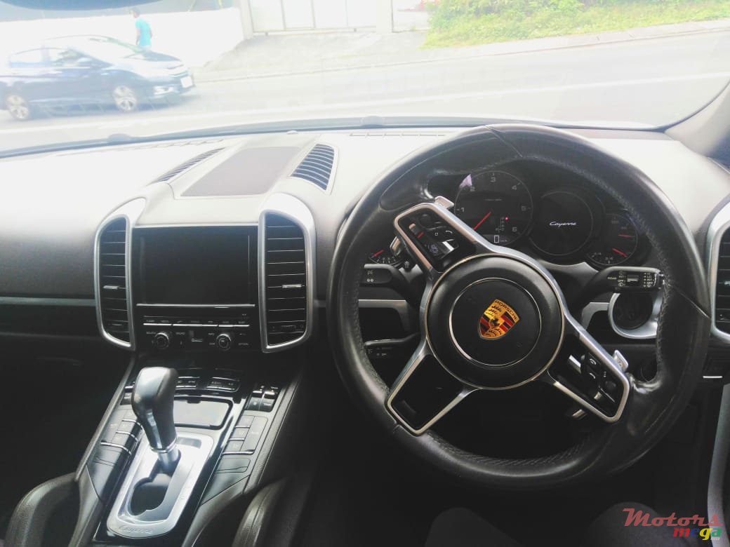 2016' Porsche Cayenne photo #2